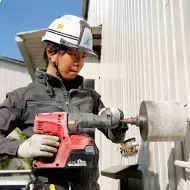 当店スタッフ（業務用エアコン設置の様子）