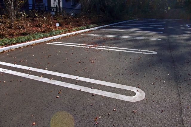 駐車場に使うコンクリートの費用とアスファルトの費用を徹底比較！