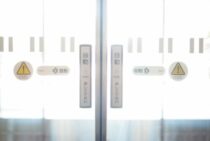 よくある自動ドアの困った！故障？誤作動？修理の前に確認したいこと