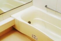 浴槽をまたぐのが大変！浴室に手すりはどこに付けるのが一番効果的？