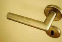 ドアの調子が悪いと感じたら！ドアノブのラッチ交換をしてみましょう