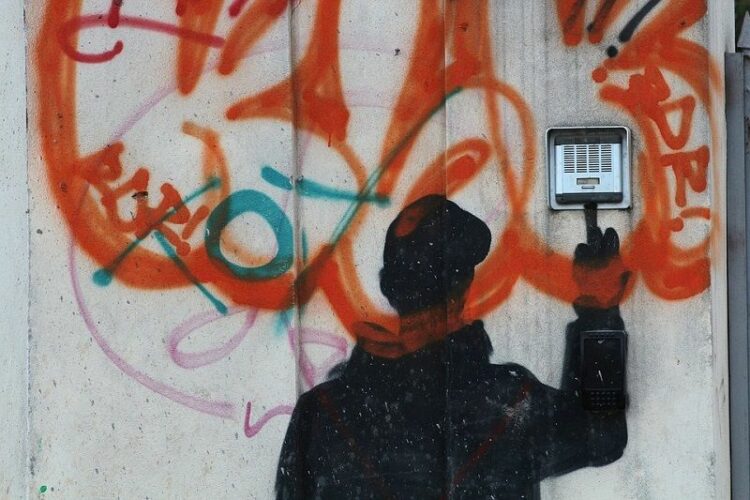 一人暮らしこそインターホンは重要！安易な居留守は危険かも！？