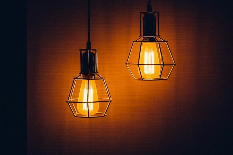 蛍光灯に虫が集まる理由？LEDだと寄ってこない？ 理由を解説