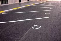 駐車場のライン引きは誰でも可能？業者に頼むのと費用は変わらない？