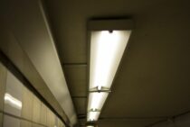 気になる蛍光灯の音「ブーン…」「カンカン…」これって異常？正常？