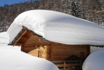 もう雪下ろしは必要ない！雪を落とさず自然に処理する無落雪屋根とは