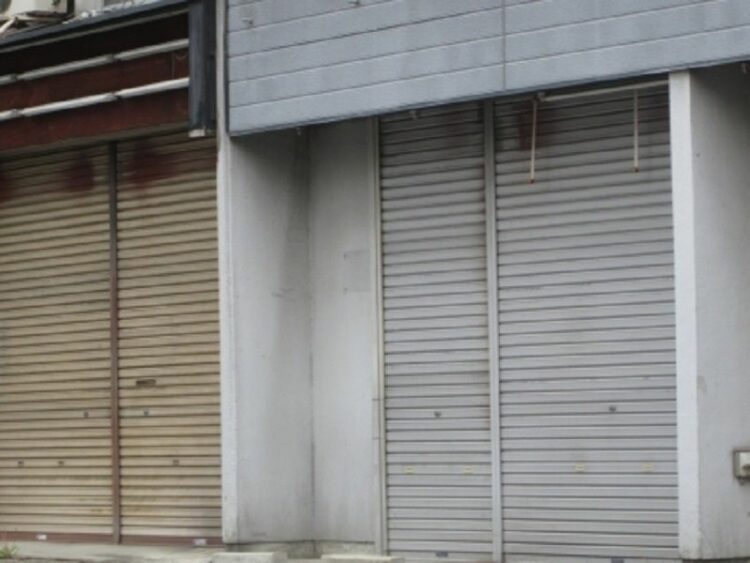 潤滑油は使用できない？重いシャッターはシリコンスプレーで解決！