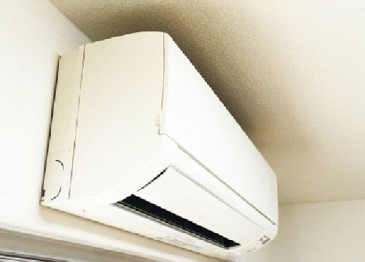 細くて詰まりやすい？エアコンのドレンホースの役割と水漏れの関係