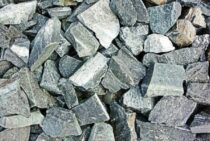 砕石を庭に敷きたい！お庭に最適な種類や敷き方をご紹介します