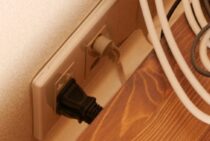 コンセントによる感電事故を防ぐには？小さなお子さまには特に注意