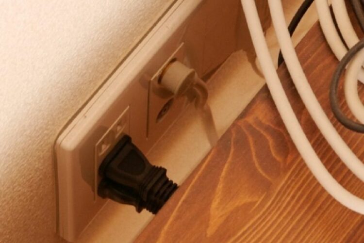 コンセントによる感電事故を防ぐには？小さなお子さまには特に注意