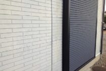 台風対策として雨戸を活用！修理の際には火災保険が適用されることも