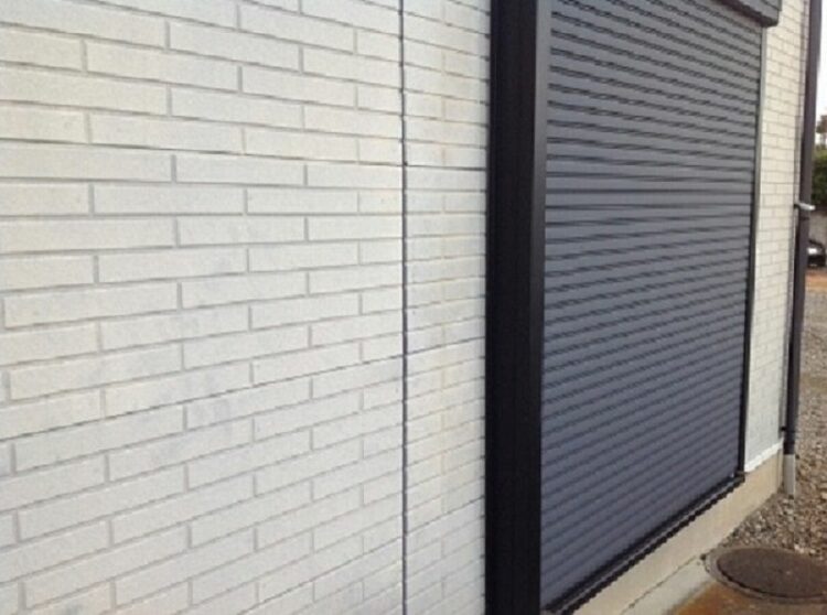 台風対策として雨戸を活用！修理の際には火災保険が適用されることも