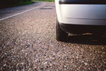 駐車場に砂利は合う？コンクリートとの比較や砂利の固め方を解説！