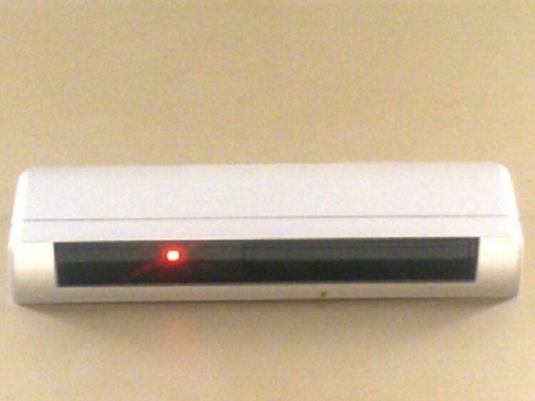 便利な自動ドアはセンサーで人を感知している？自動ドアの仕組みとは