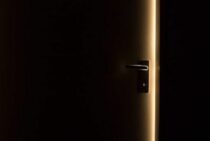 ラッチボルトが戻らないことでドアの開閉が困難に!?症状と解決方法