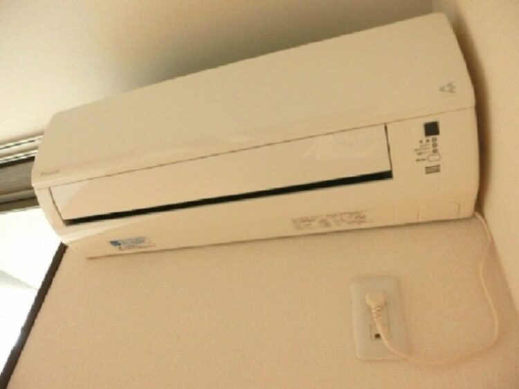 エアコン暖房は冬止まる？【霜取り運転】対策で部屋の温度を維持するには