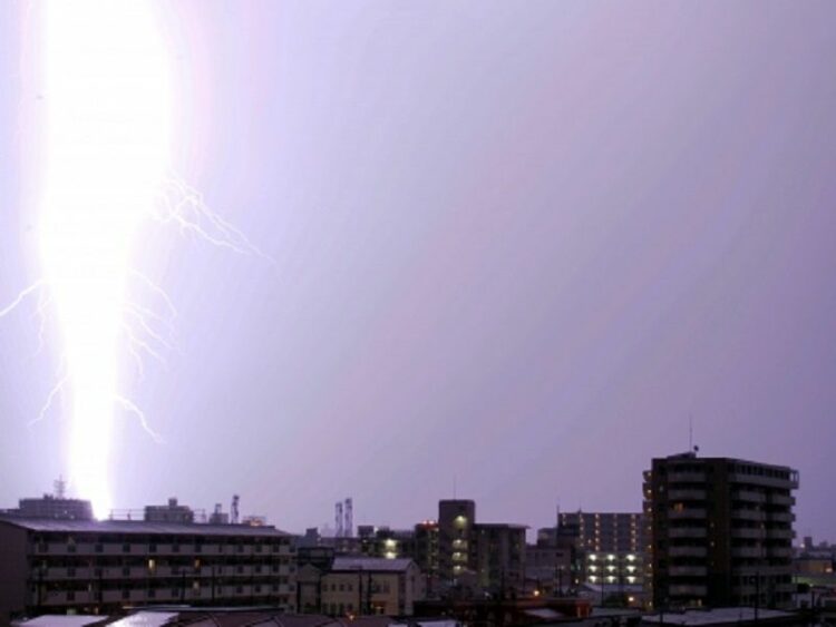 避雷針だけではダメ！？避雷器の仕組みを理解して雷から設備を守る
