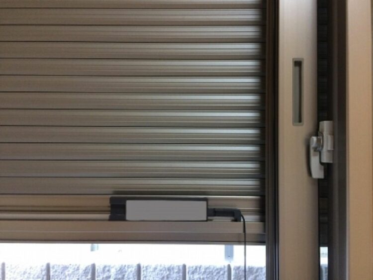 掃き出し窓シャッターは電動にするべき？電動のメリット・デメリット