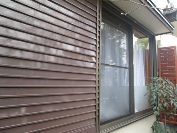 雨戸の塗装の費用はどのくらい？外壁塗装と一緒におこなうとお得かも