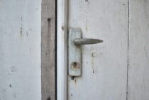 「え？ドアノブが回らないんだけど」そんなときの応急処置と修理方法