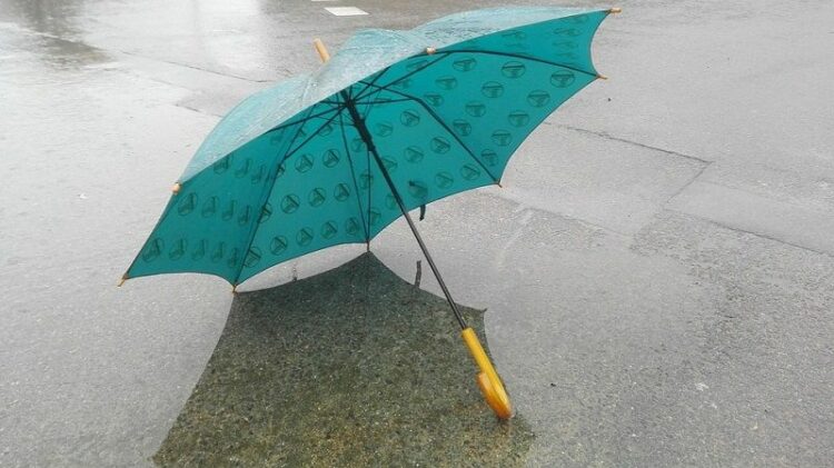 外壁塗装中に雨が降ったらどうなる？トラブルを避けるためのポイント