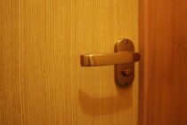 トイレに使う鍵、種類と開け方は？定期メンテナンスでトラブル防止