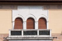 業者の選び方が重要？雨戸やシャッターの価格を抑えるためには