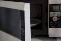 電子レンジは重曹水をチンして油を浮かせる！頑固な汚れも1発キレイ