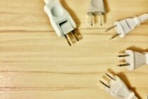 プラグがコンセントから抜けない！非常事態を回避する方法は要確認！