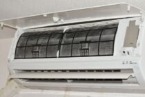 ドレンパンの汚れを掃除してエアコンの水漏れ防止！取り外し方を解説