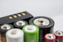 監視カメラの電源を選ぶ判断基準！電池式とコンセントの違いについて