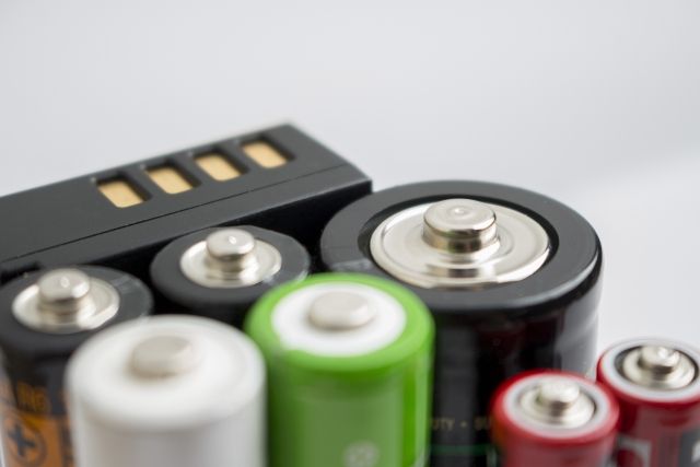 監視カメラの電源を選ぶ判断基準！電池式とコンセントの違いについて