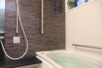 お風呂の壁掃除でピカピカに！頑固な汚れにも効き目バツグンの方法