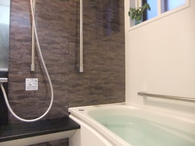 お風呂の壁掃除でピカピカに！頑固な汚れにも効き目バツグンの方法