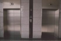 エレベーターに監視カメラを設置してマンションやオフィスの防犯対策