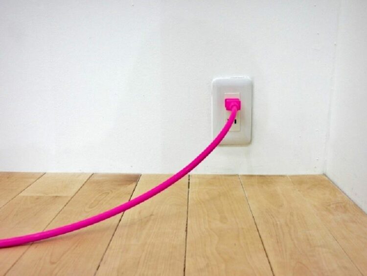 「コンセントが足りない！」そんなときは電源タップ？それとも増設？