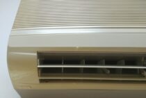 エアコンの黄ばみは何が原因？白くピカピカのエアコンを取り戻す方法