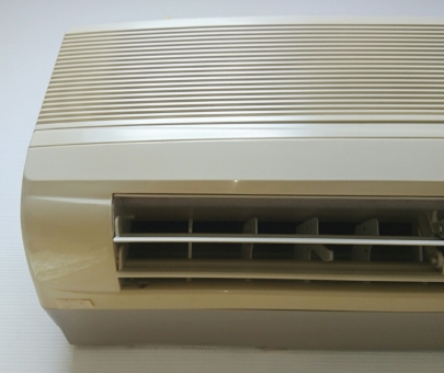 エアコンの黄ばみは何が原因？白くピカピカのエアコンを取り戻す方法