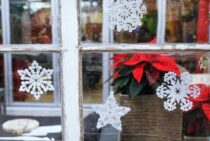 窓の前に断熱パネルを置いて防寒対策をしよう！夏に使用することも？