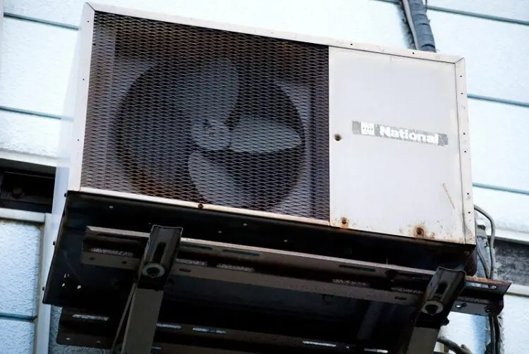 日常に潜む意外なストレス源！エアコン室外機の『低周波障害』って？