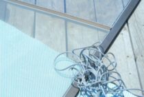 網戸に穴が……！意外と簡単に網戸の補修はできます！その方法とは