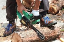 チェーンソーの持ち方に要注意！安全に作業する3つのポイント