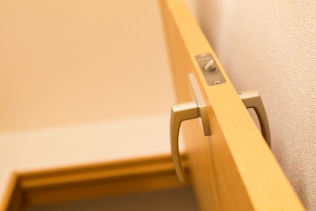 原因はドアのラッチ？スムーズにドアが開閉できない場合はどうする？