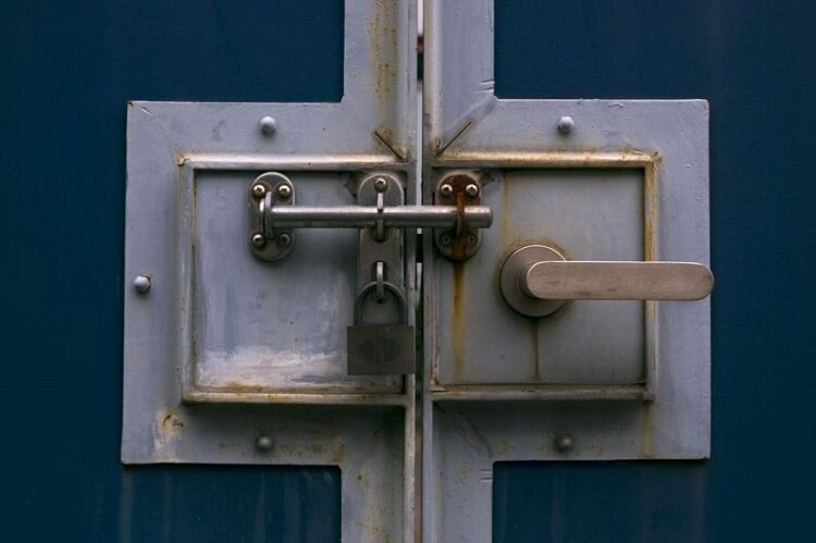 閉まりにくいドアもラッチ調整で快適に！その手順をご紹介