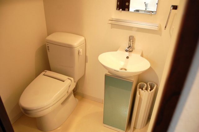 トイレのドアノブ交換は自分でできるの？業者に依頼するといくら？