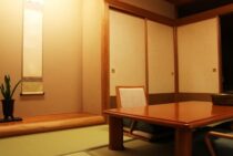 破れた襖の張り替え方法。自宅で行う際の手順とその方法