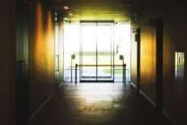 自動ドアの不調の原因は？自動ドアも掃除が必要って知ってましたか？