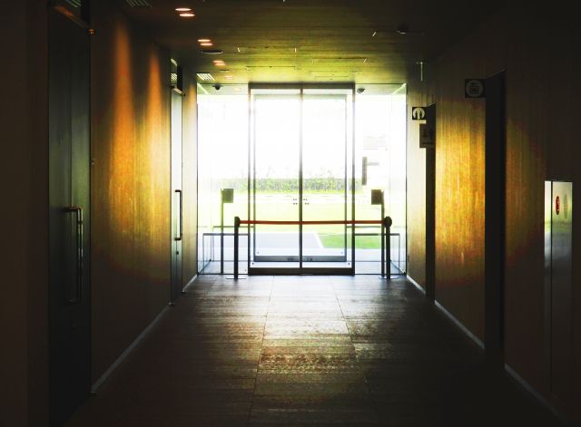 自動ドアの不具合の原因は？自動ドアも掃除が必要って知ってましたか？