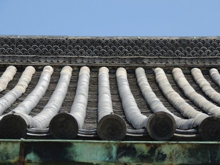 瓦のずれの直し方を2ステップで解説！雨漏りする前に確認しましょう
